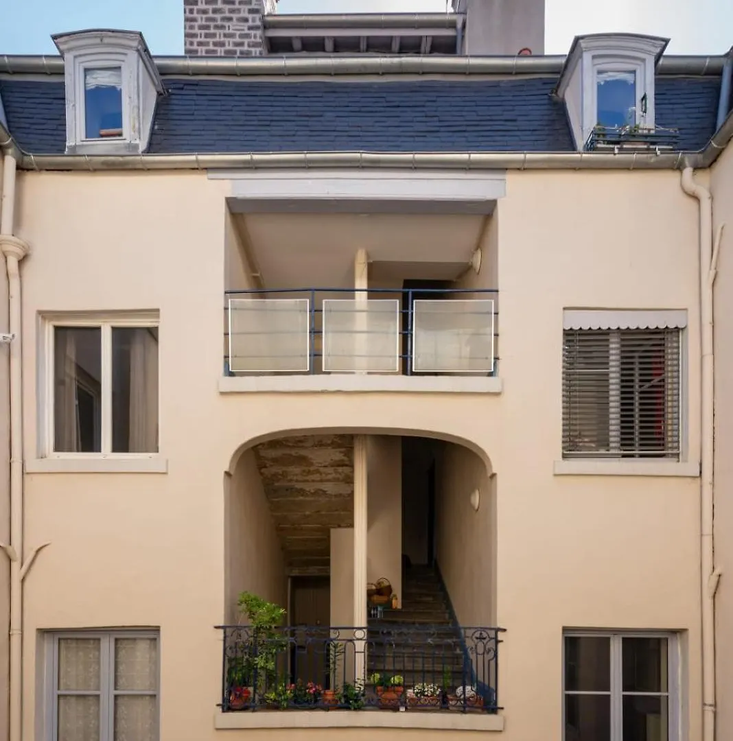 Le Haussman 4 Places - Louis Pradel - Netflix Lyon Apartament