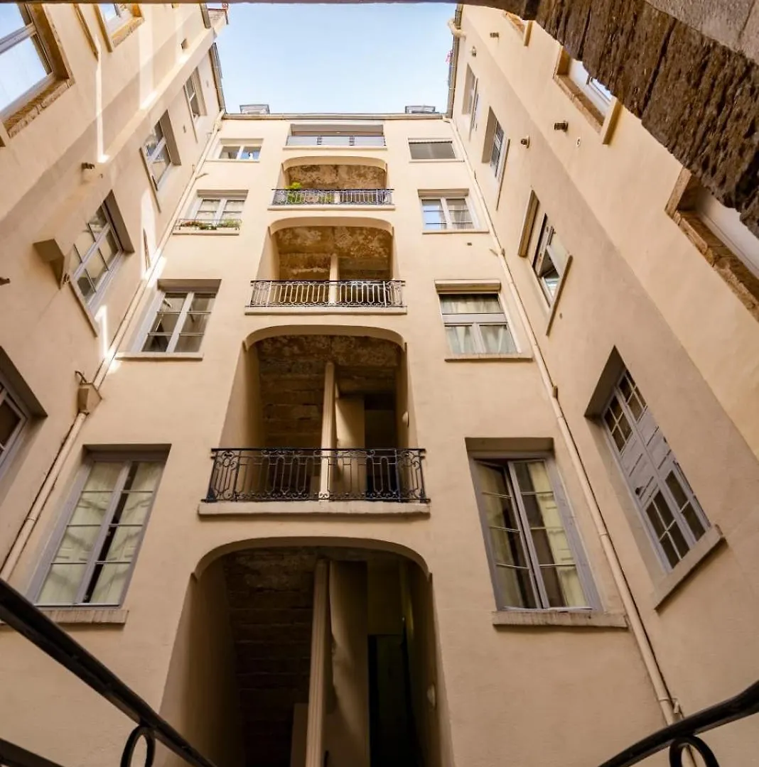Apartament Le Haussman 4 Places - Louis Pradel - Netflix Lyon Francja