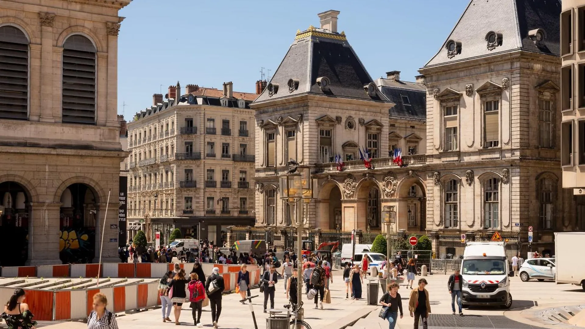 Le Haussman 4 Places - Louis Pradel - Netflix Lyon Apartament